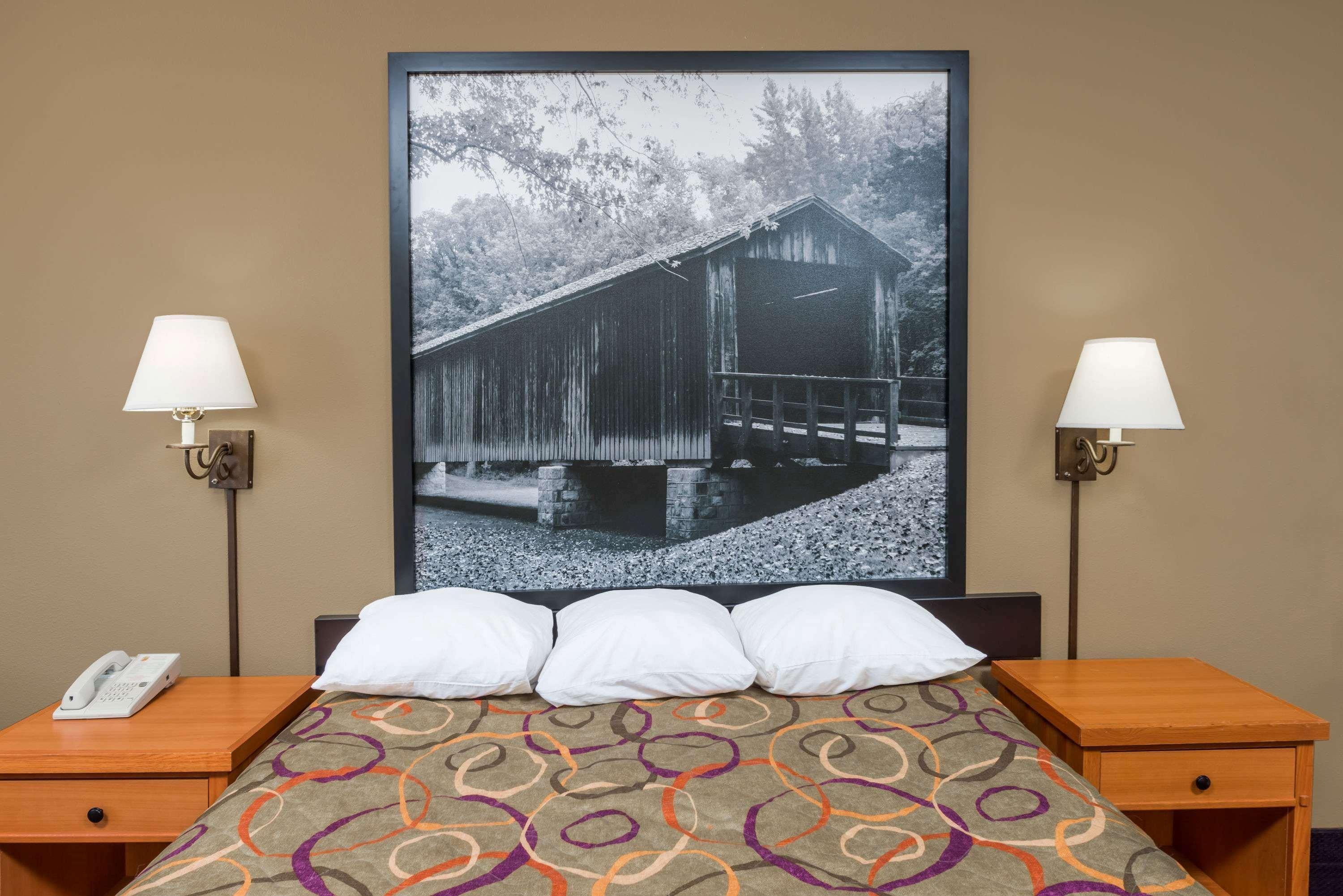 Super 8 By Wyndham East Hotel