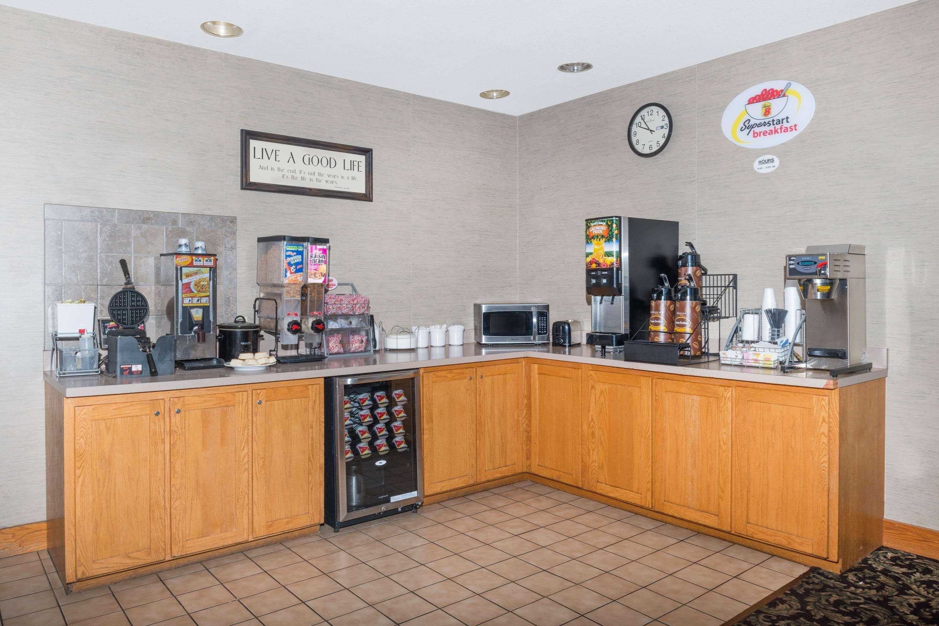 Super 8 By Wyndham East 2*