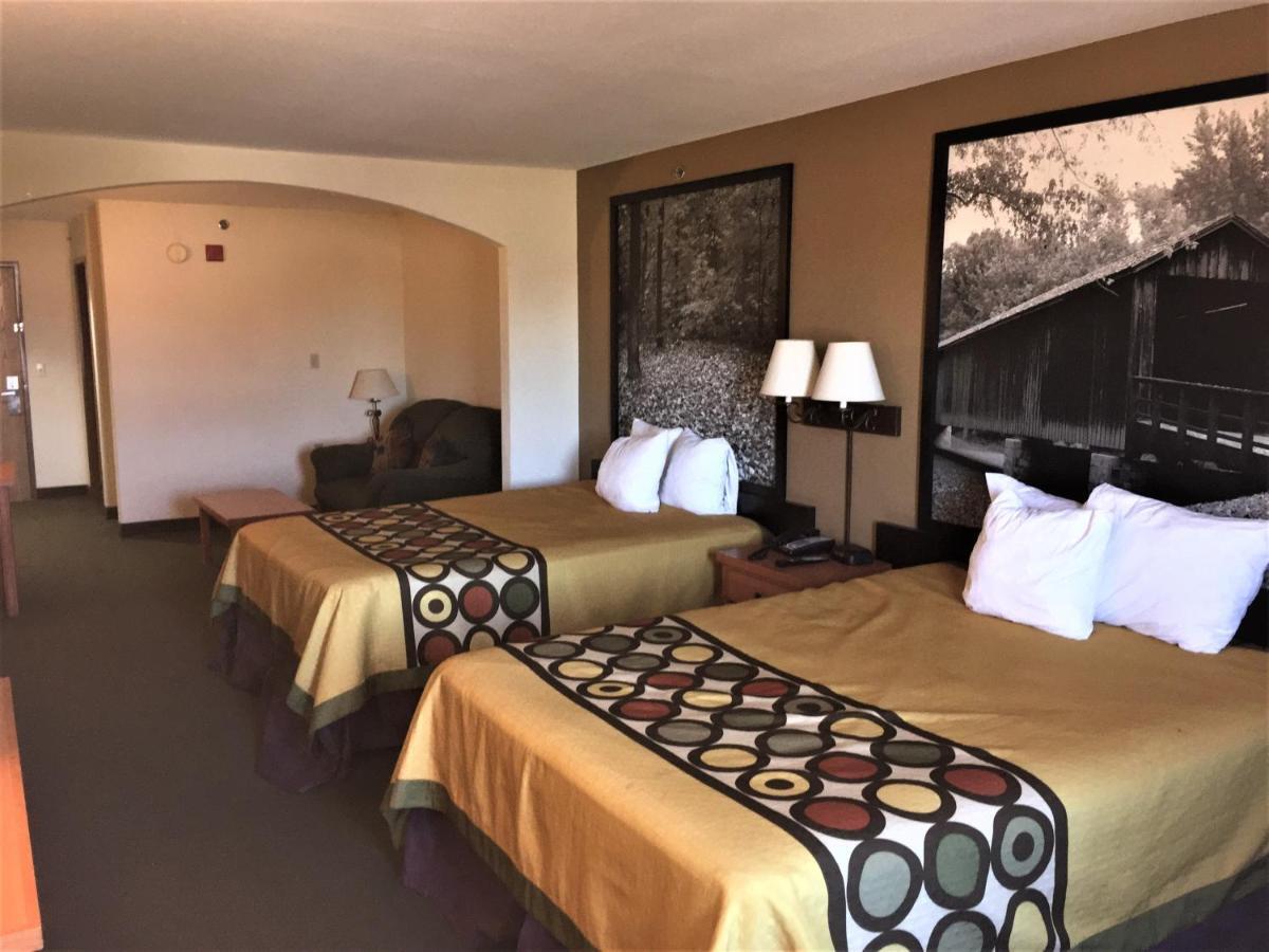 Super 8 By Wyndham East Hotel